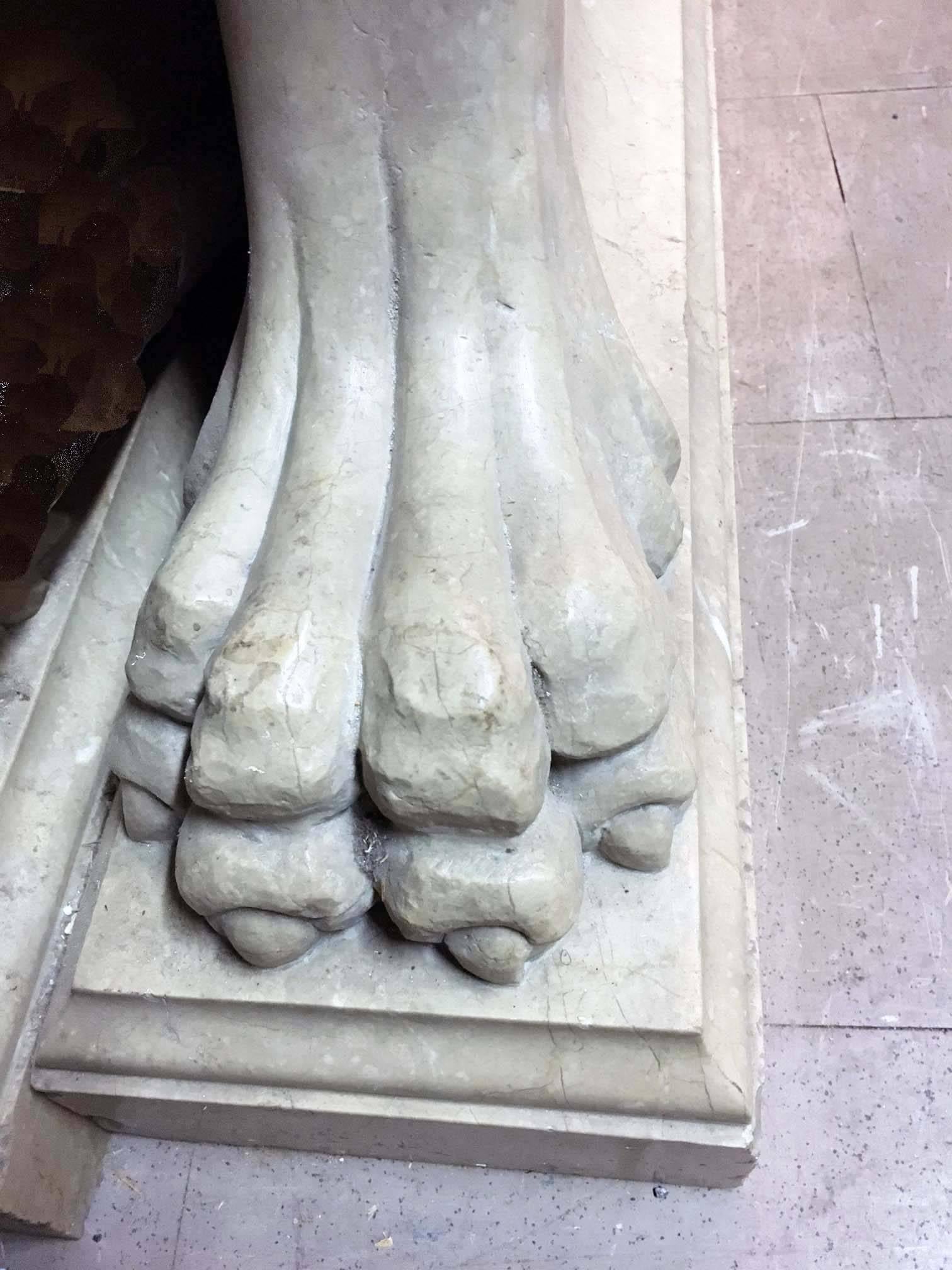 Mesa de centro o consola de mármol francés macizo Tallado a mano en venta