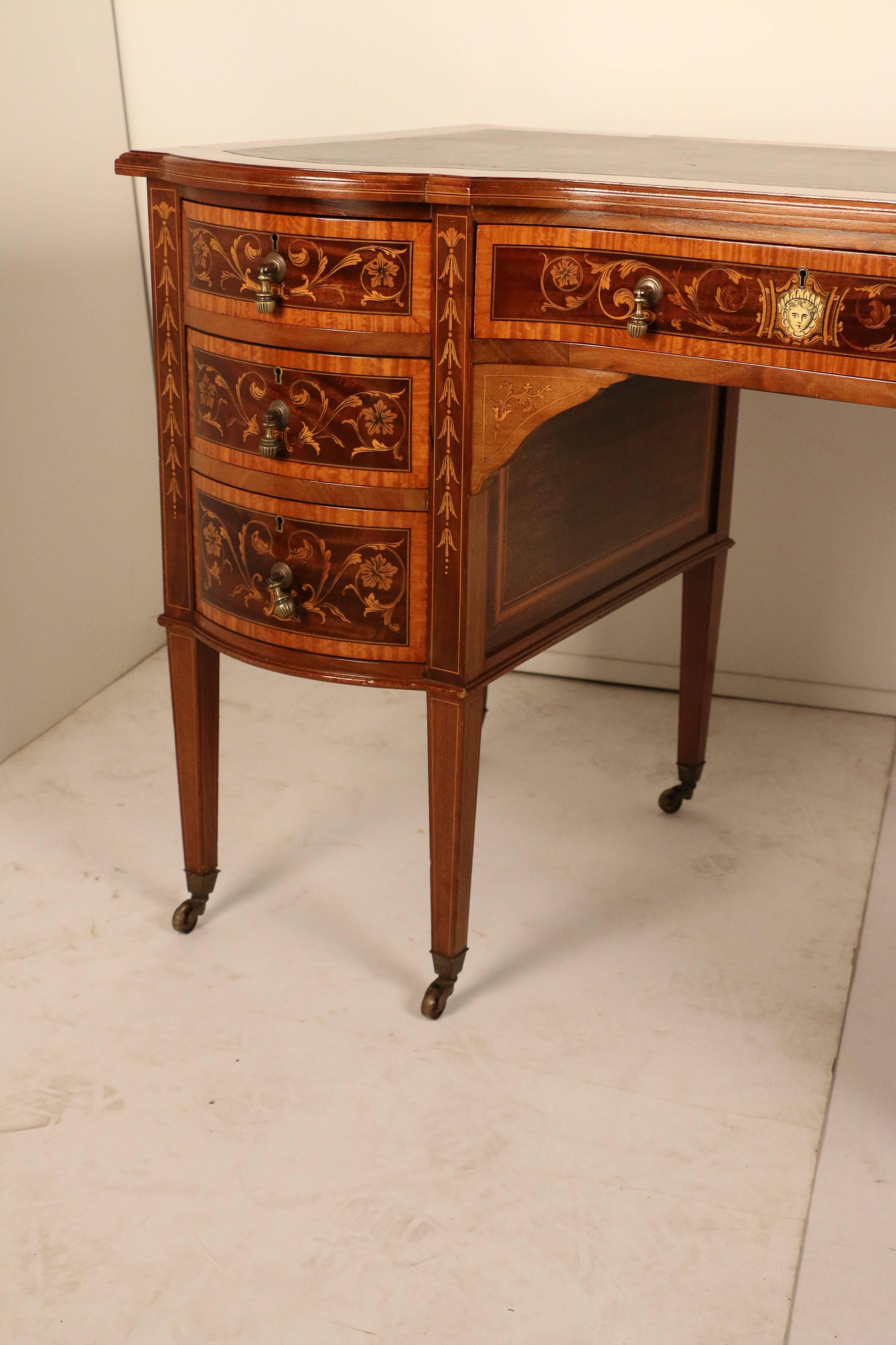 English Marquetry  Desk by Edwards & Roberts In Good Condition In Montreal, QC
