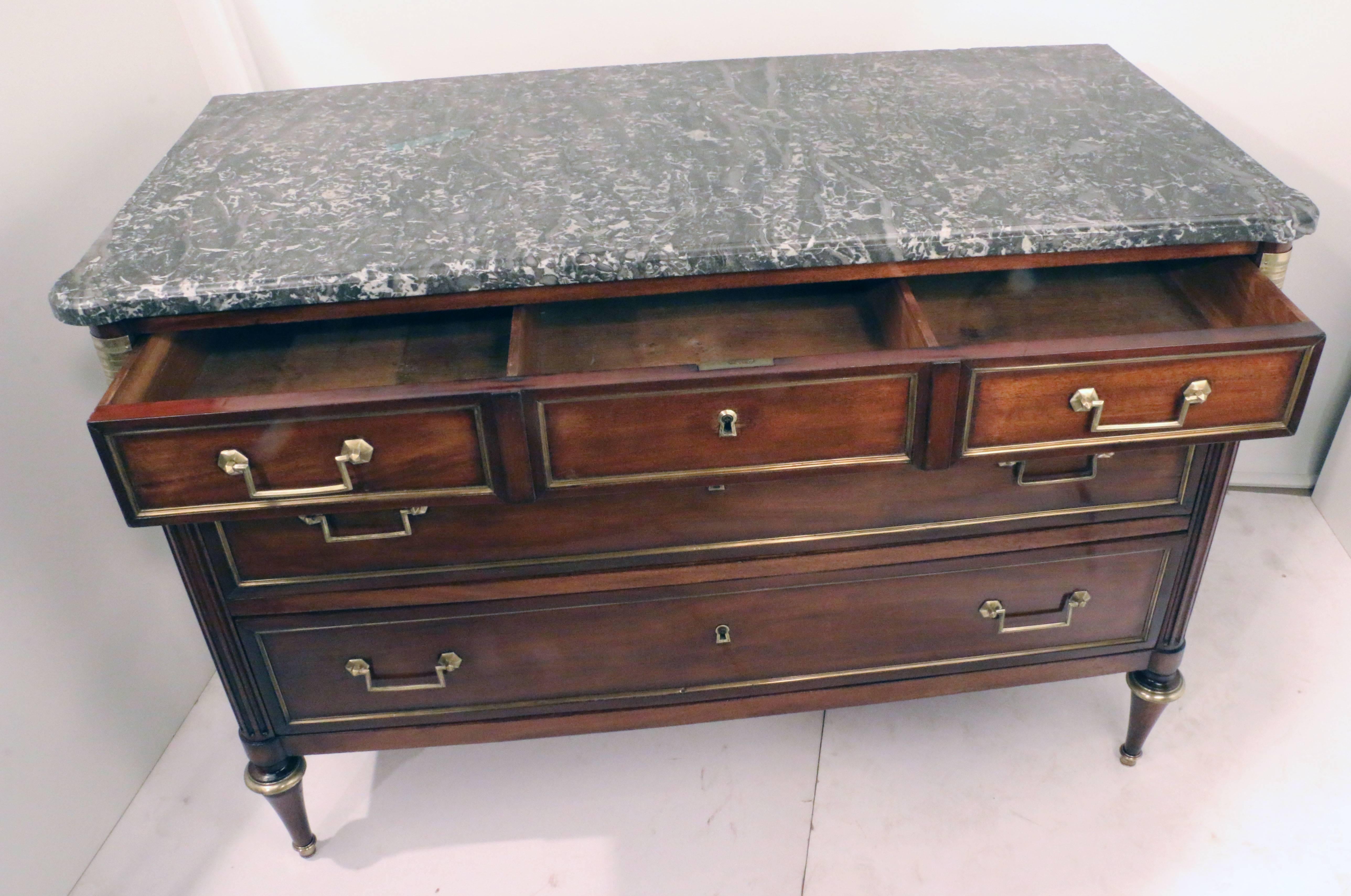 French Louis XVI Commode In Excellent Condition For Sale In Montreal, QC