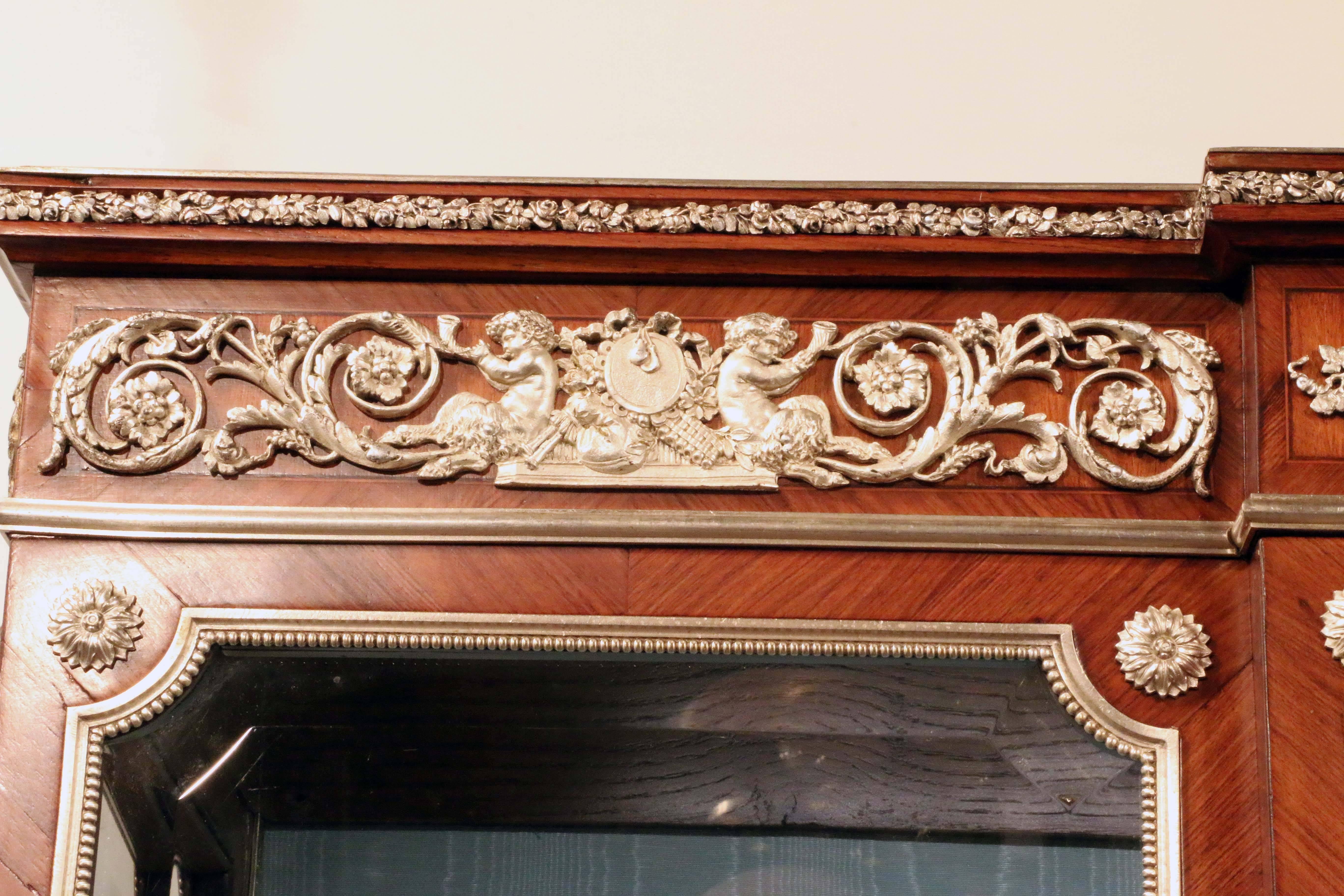 Französische Breakfront-Vitrine im Louis-XVI.-Stil aus violettem Holz und Parkett (Parkettarbeit) im Angebot