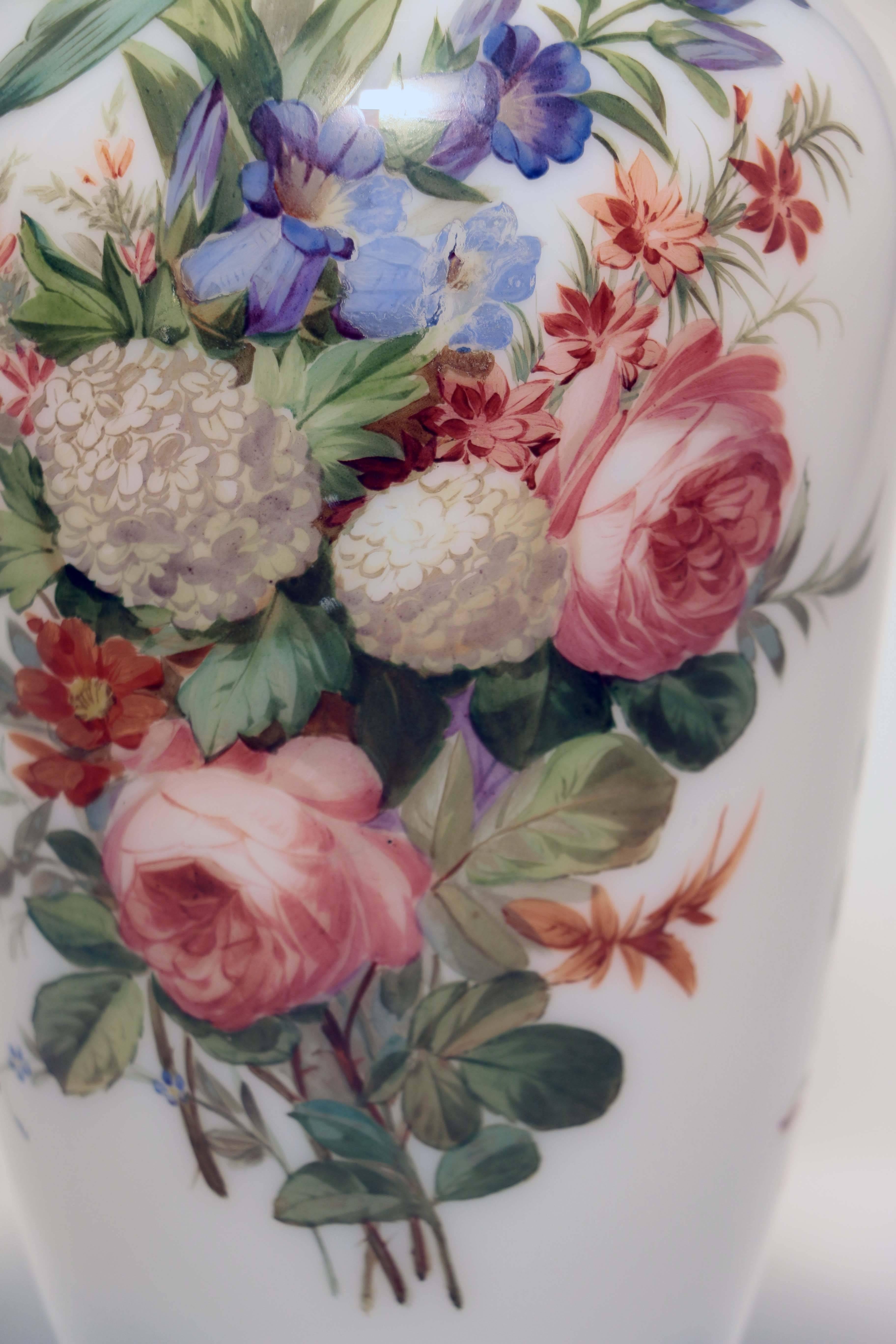 Français Vase peint à la fleurs en verre de Baccarat opalin blanc en vente