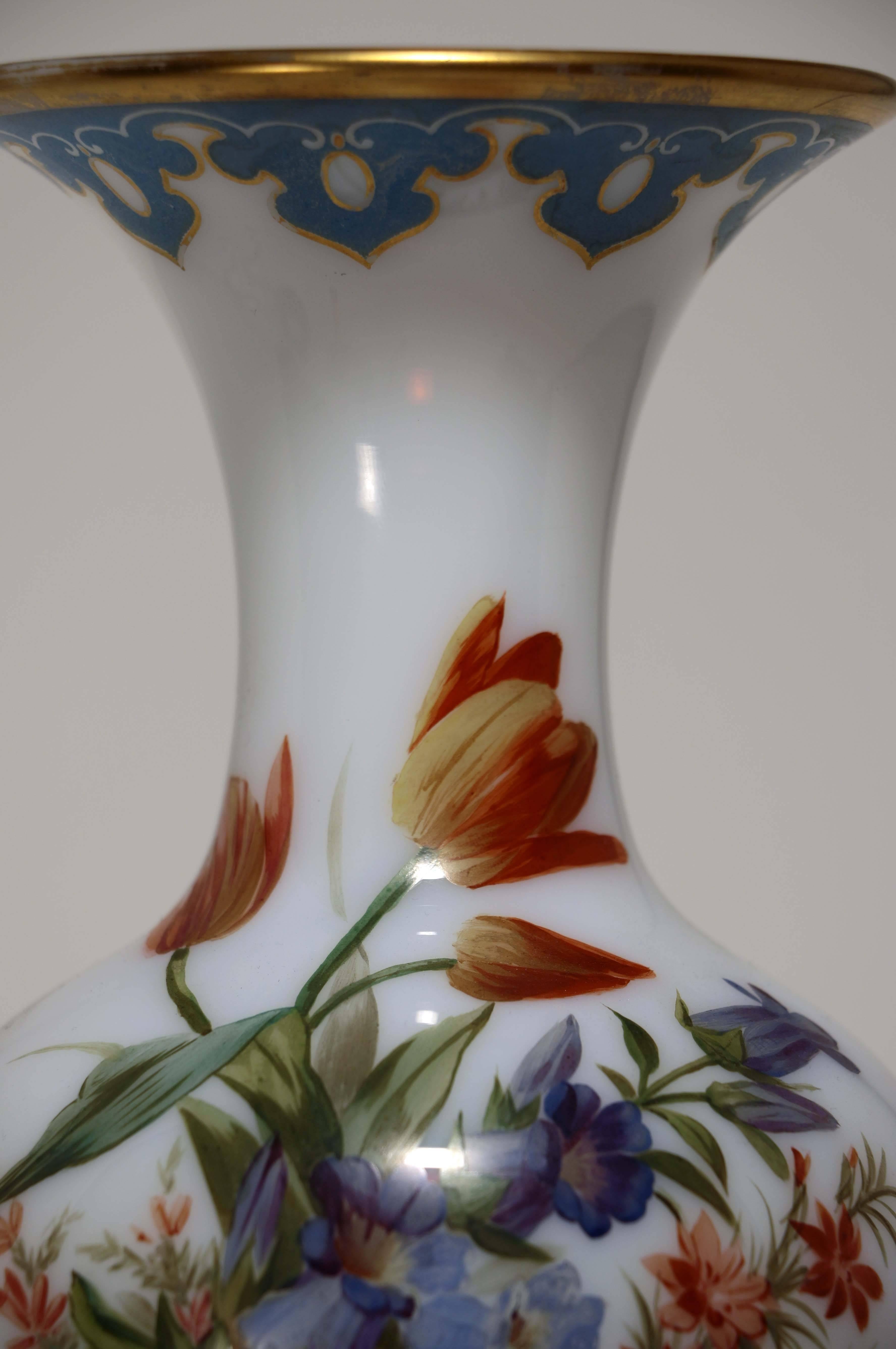 Vase peint à la fleurs en verre de Baccarat opalin blanc Bon état - En vente à Montreal, QC