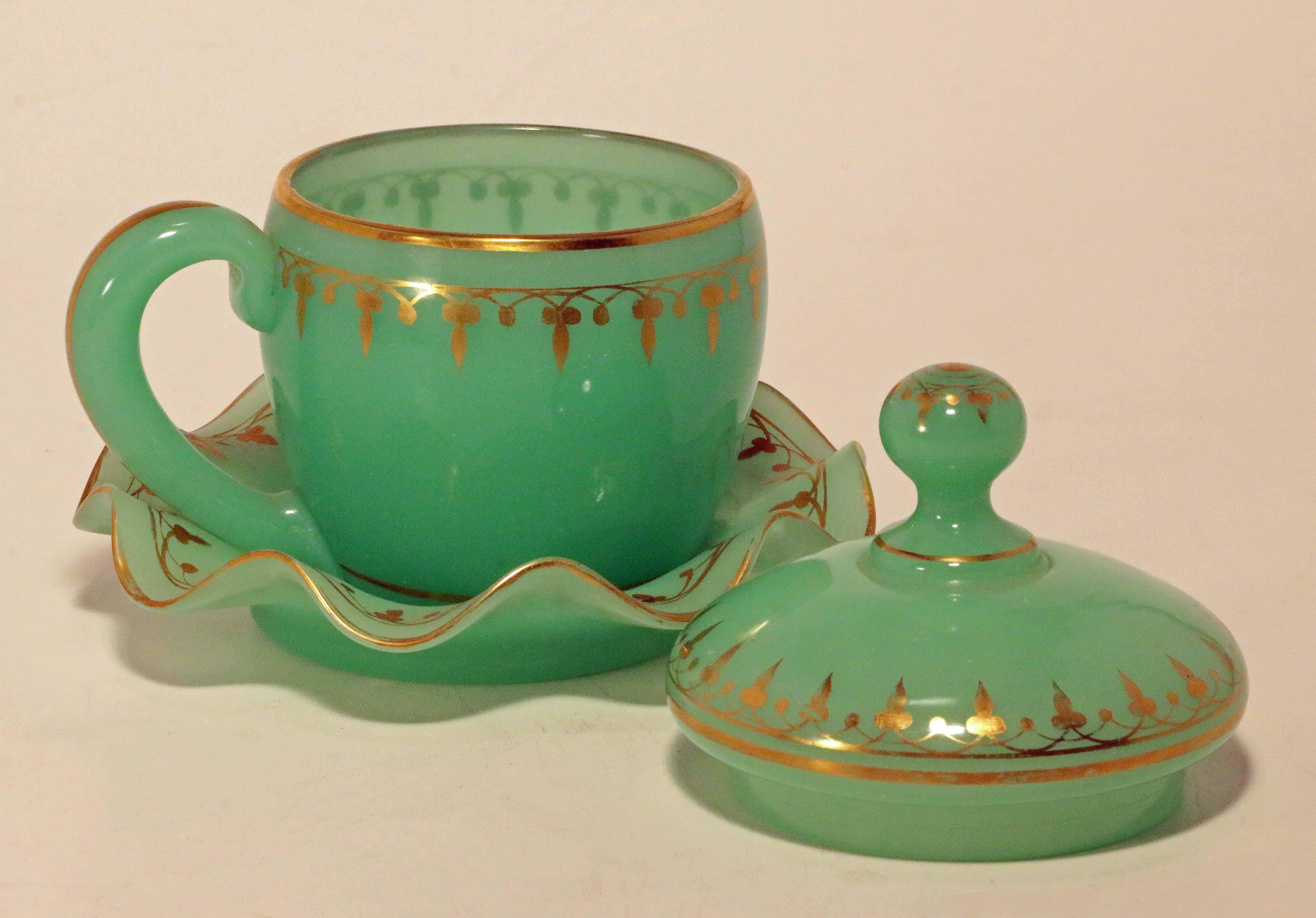 Napoléon III Ensemble de quatre tasses avec couvercle en chrysoprase de Baccarat « Uranium » sur support en vente