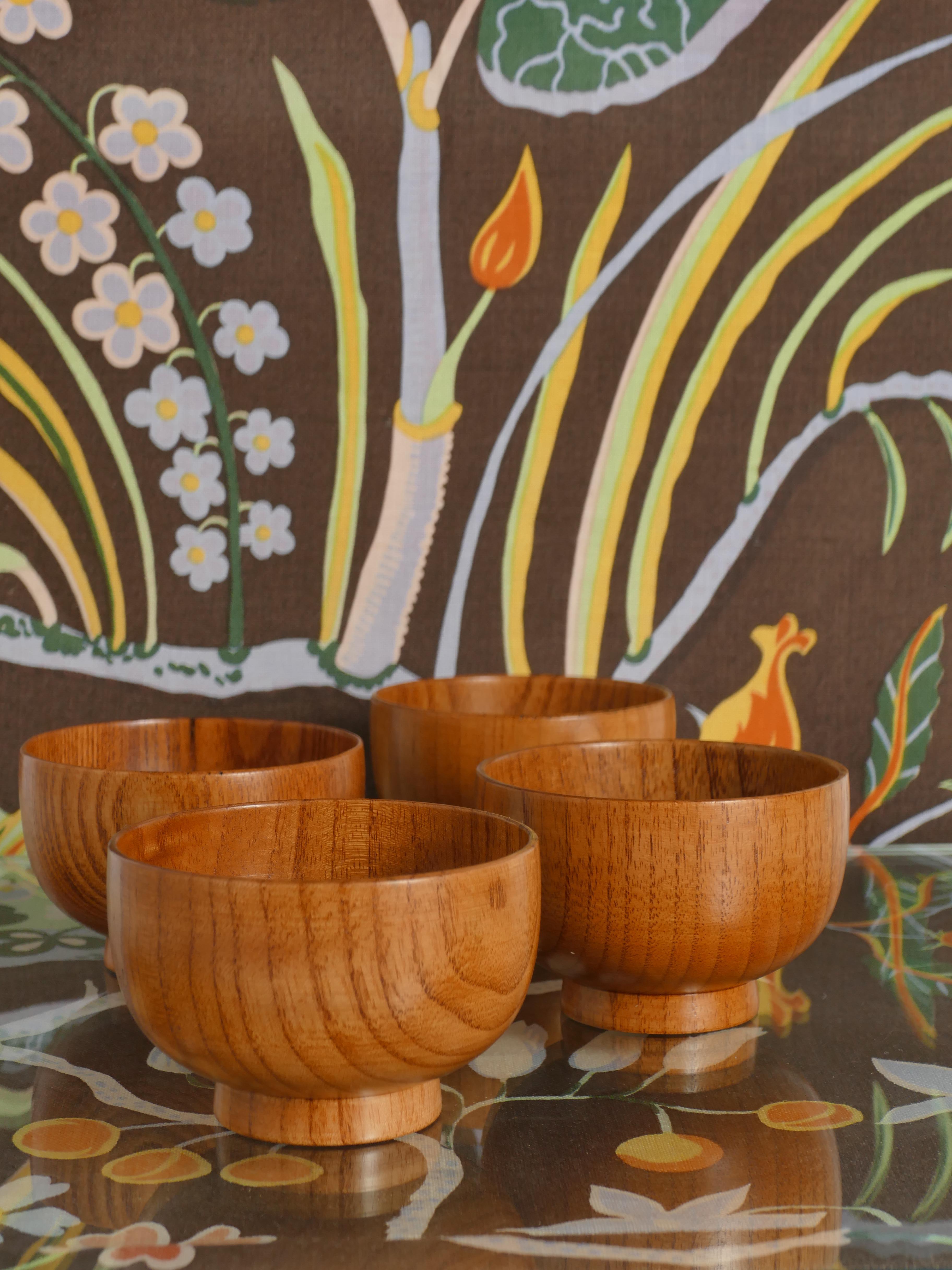 Eine sehr stilvolle Mitte des Jahrhunderts modern drei Holzschalen. 
Egal, ob sie als einzelnes Kunstwerk ausgestellt werden oder als praktische Aufbewahrungsmöglichkeit für Früchte, dekorative Akzente oder sogar als gesprächsanregender Tafelaufsatz