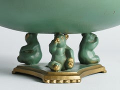 Ciotola da tavolo Art Déco color verde salvia con piedini e figure di orsi, firmata Stjärnmetall