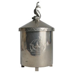 Barattolo con coperchio in peltro "Swedish Grace", con pomello a forma di pesce e incisione raffigurante una nave