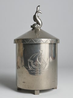 Barattolo con coperchio in peltro "Swedish Grace", con pomello a forma di pesce e incisione raffigurante una nave