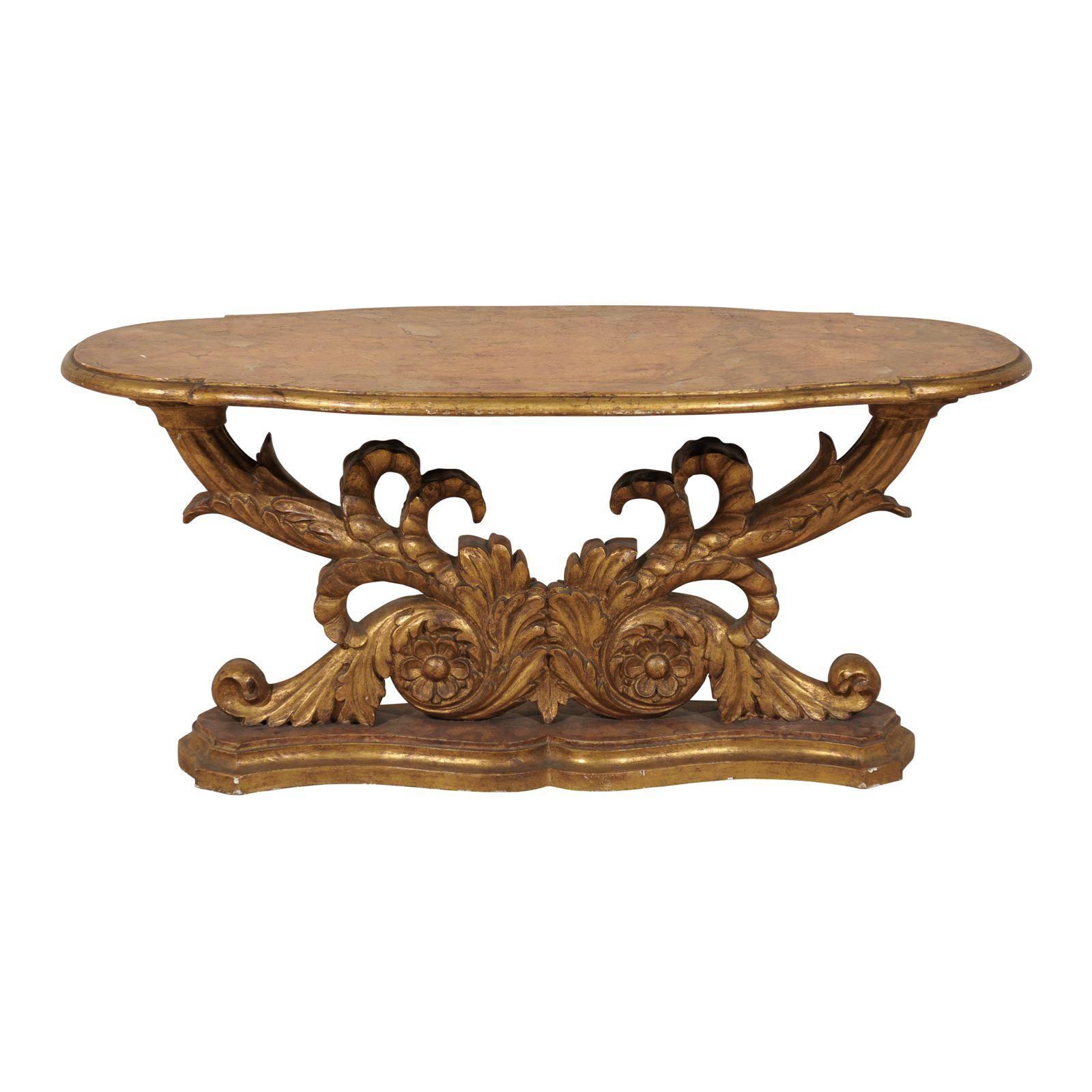 Table basse ovale italienne du milieu du 19e siècle en bois doré avec plateau en faux marbre