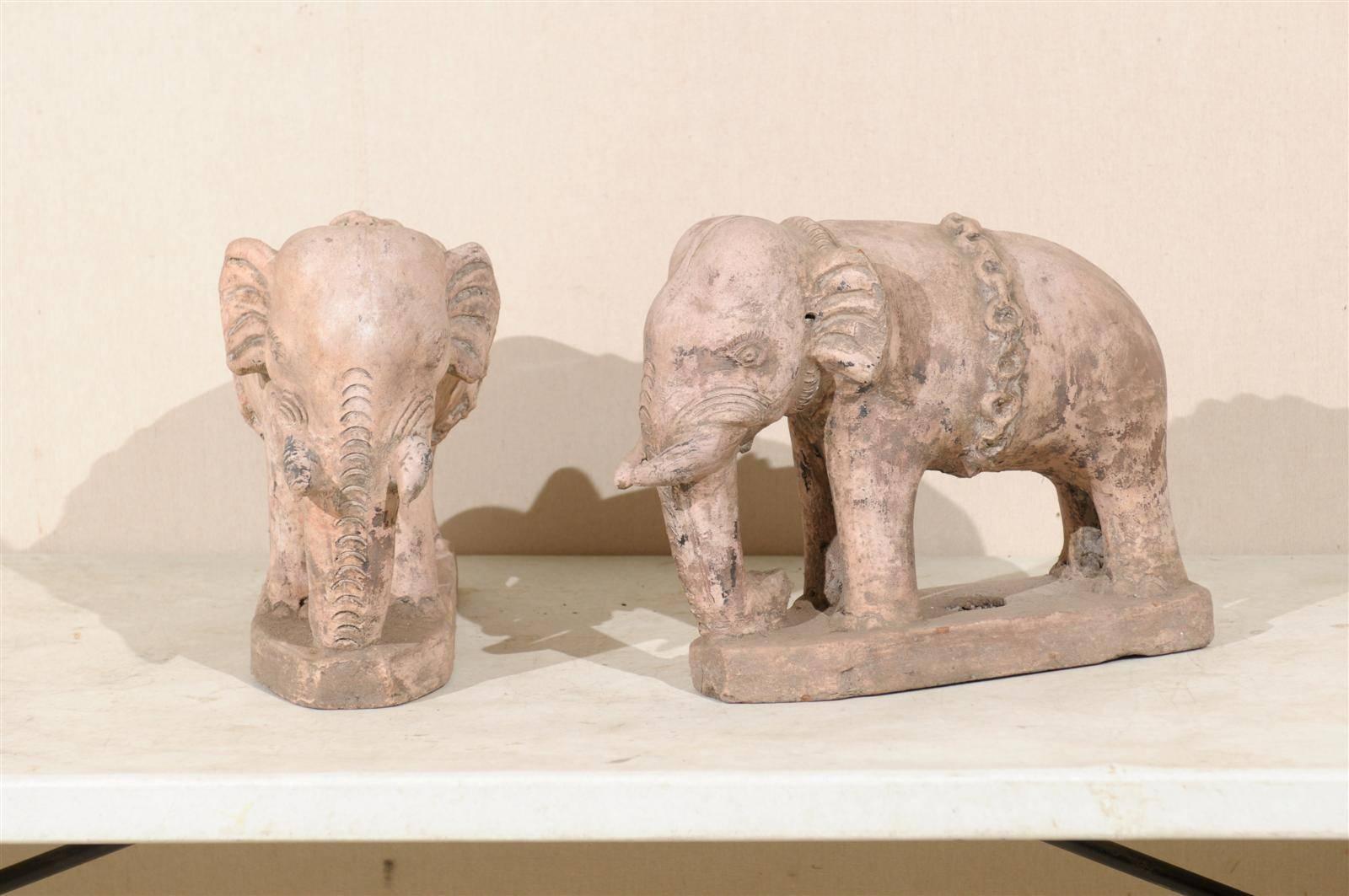 Paar eklektische britische koloniale Terrakotta-Elefanten aus dem 20. Jahrhundert in blassrosa im Zustand „Gut“ im Angebot in Atlanta, GA