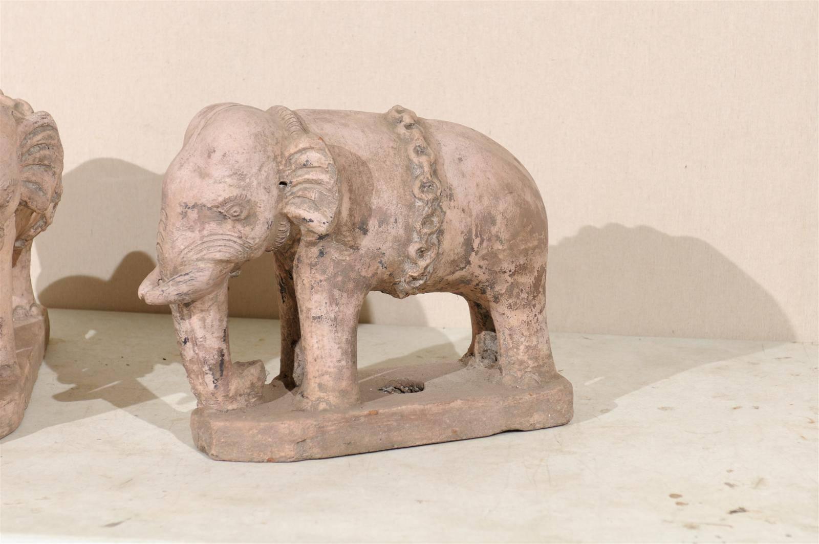 Colonial britannique Paire d'éléphants coloniaux britanniques éclectiques en terre cuite du 20e siècle en rose pâle en vente
