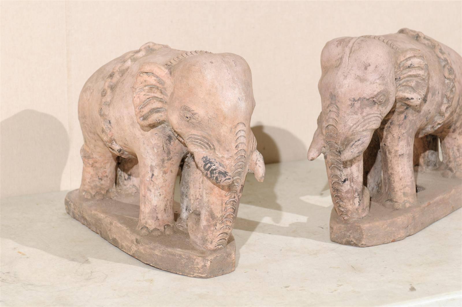 Paar eklektische britische koloniale Terrakotta-Elefanten aus dem 20. Jahrhundert in blassrosa (Gemalt) im Angebot