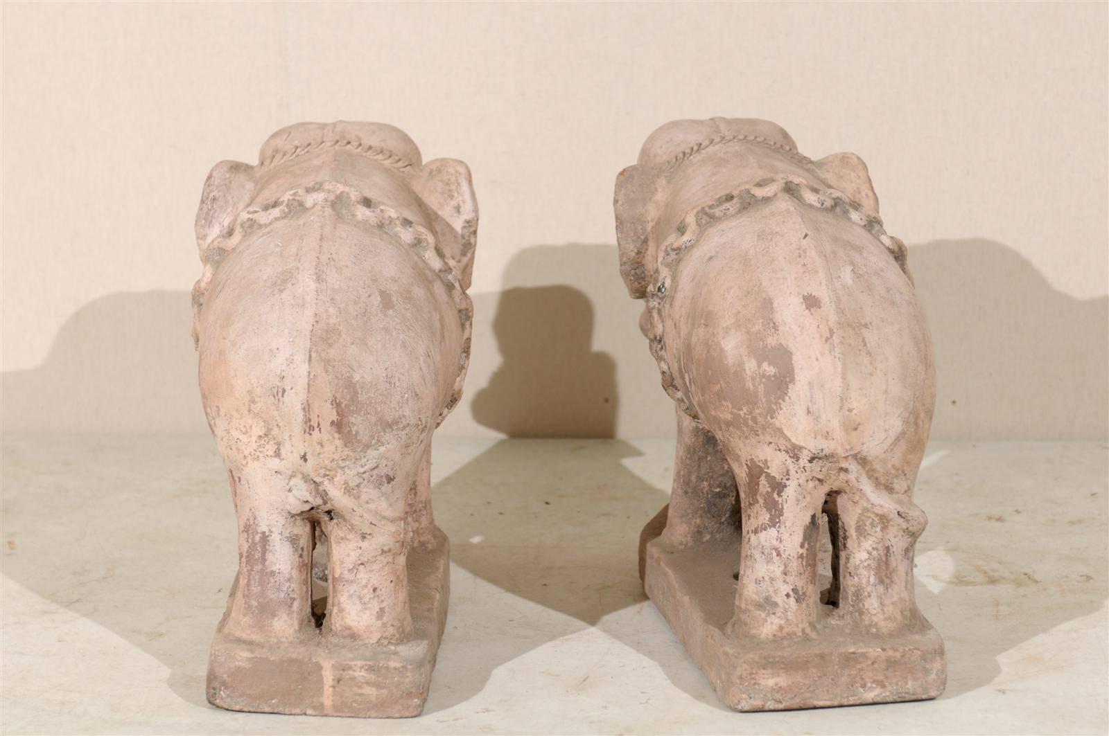 Indien Paire d'éléphants coloniaux britanniques éclectiques en terre cuite du 20e siècle en rose pâle en vente