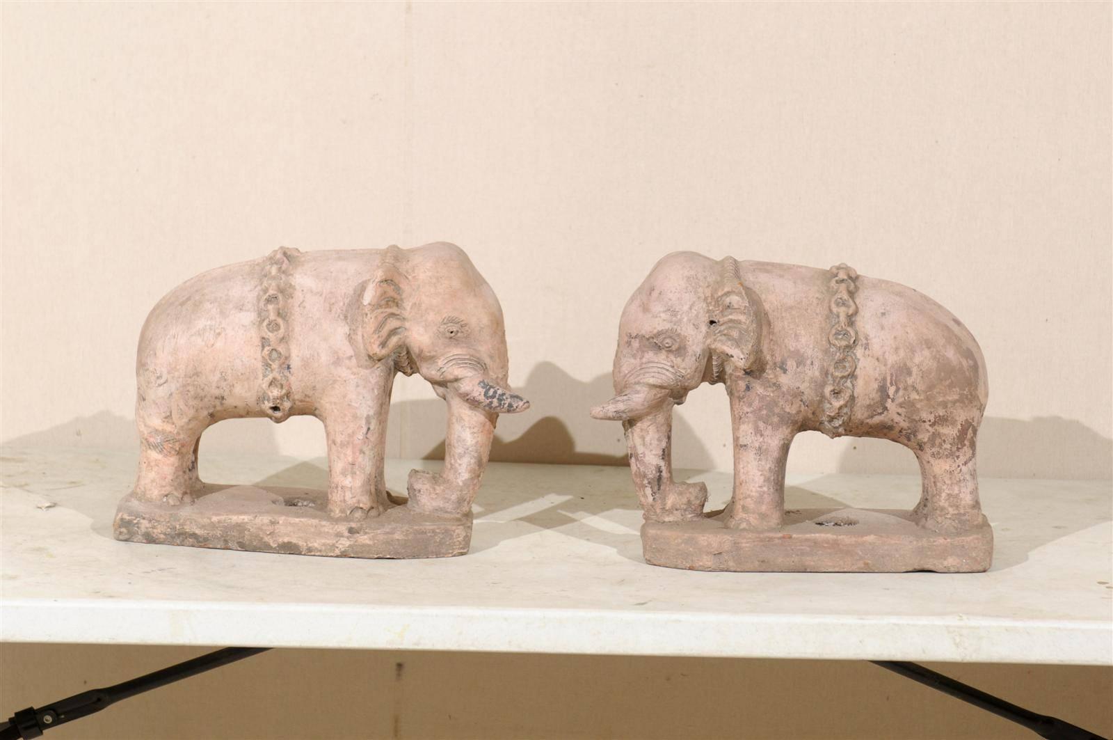 Paar eklektische britische koloniale Terrakotta-Elefanten aus dem 20. Jahrhundert in blassrosa im Angebot 1