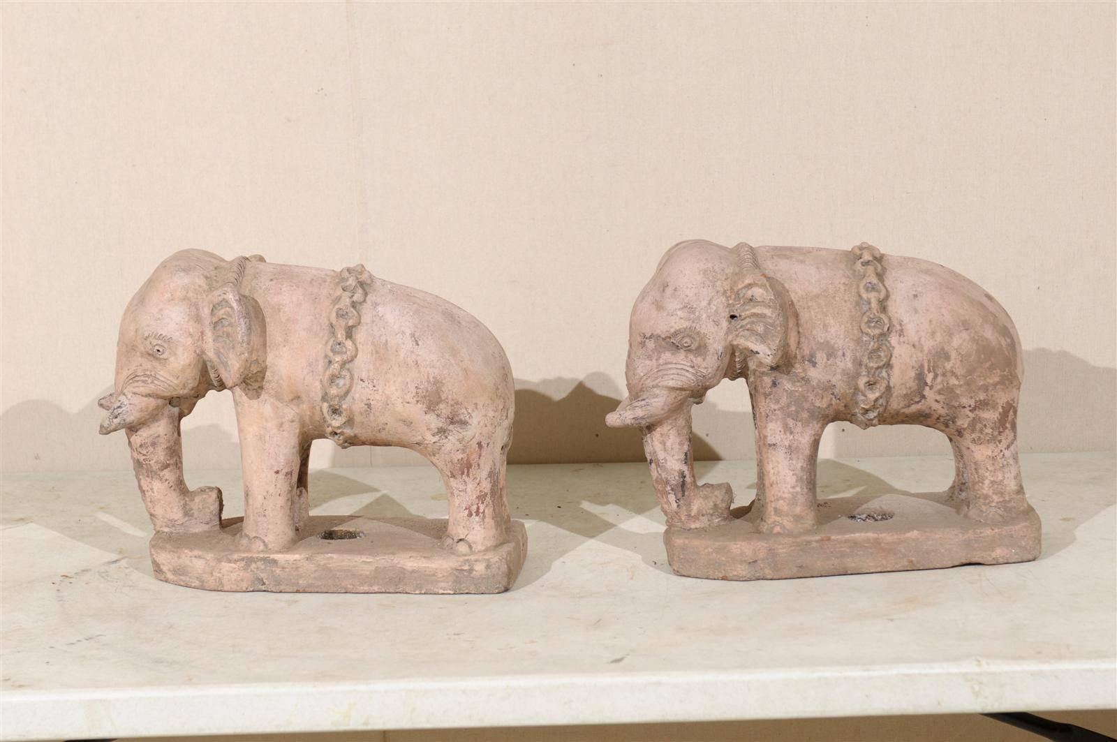 Terre cuite Paire d'éléphants coloniaux britanniques éclectiques en terre cuite du 20e siècle en rose pâle en vente