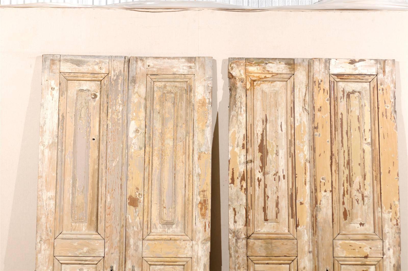 Zwei Paare französischer Türen aus dem 19. Jahrhundert mit erhabenen Füllungen und einem quadratischen geschnitzten Motiv in der Mitte. Diese Türen wurden bis auf ihre ursprüngliche Oberfläche abgeschliffen. 

Hier sind die Abmessungen für die