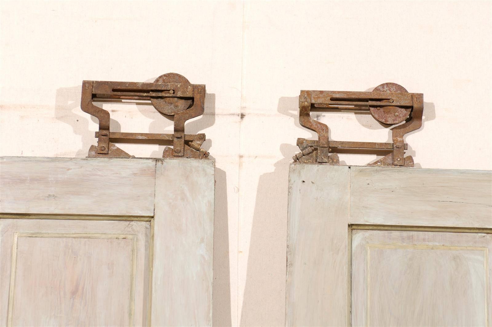 Ein Paar amerikanischer Taschentüren aus dem frühen 20. Jahrhundert mit ihren originalen Aufhängebeschlägen. Dieses Paar bemalter Holztüren aus dem frühen 20. Jahrhundert weist ein Dekor aus geschnitzten Motiven auf. Perfekte Platzsparer, die sich