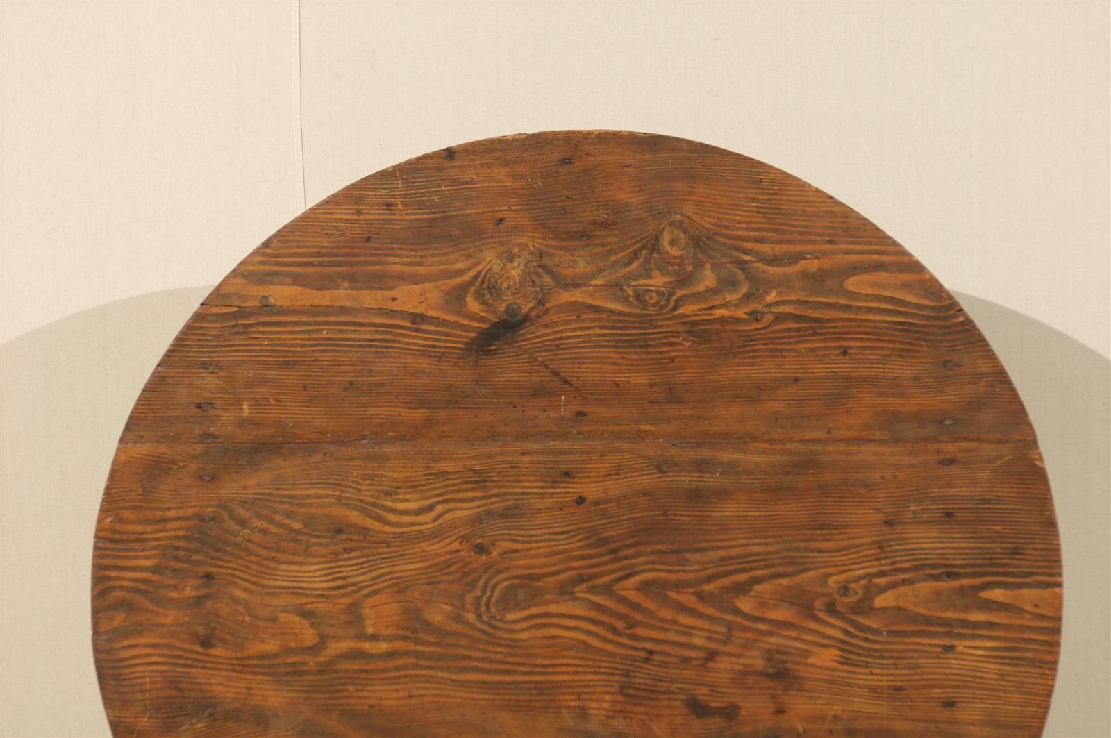 A French Wine Tasting Table of Medium Size with Nice Wood Grain and Round Shape In Good Condition In Atlanta, GA