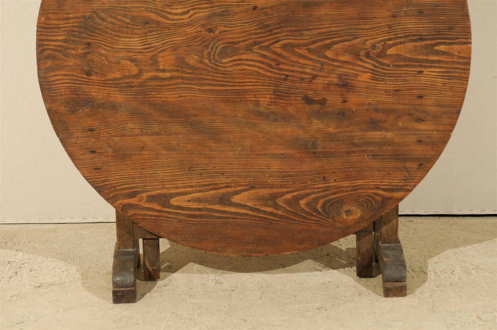 20th Century A French Wine Tasting Table of Medium Size with Nice Wood Grain and Round Shape
