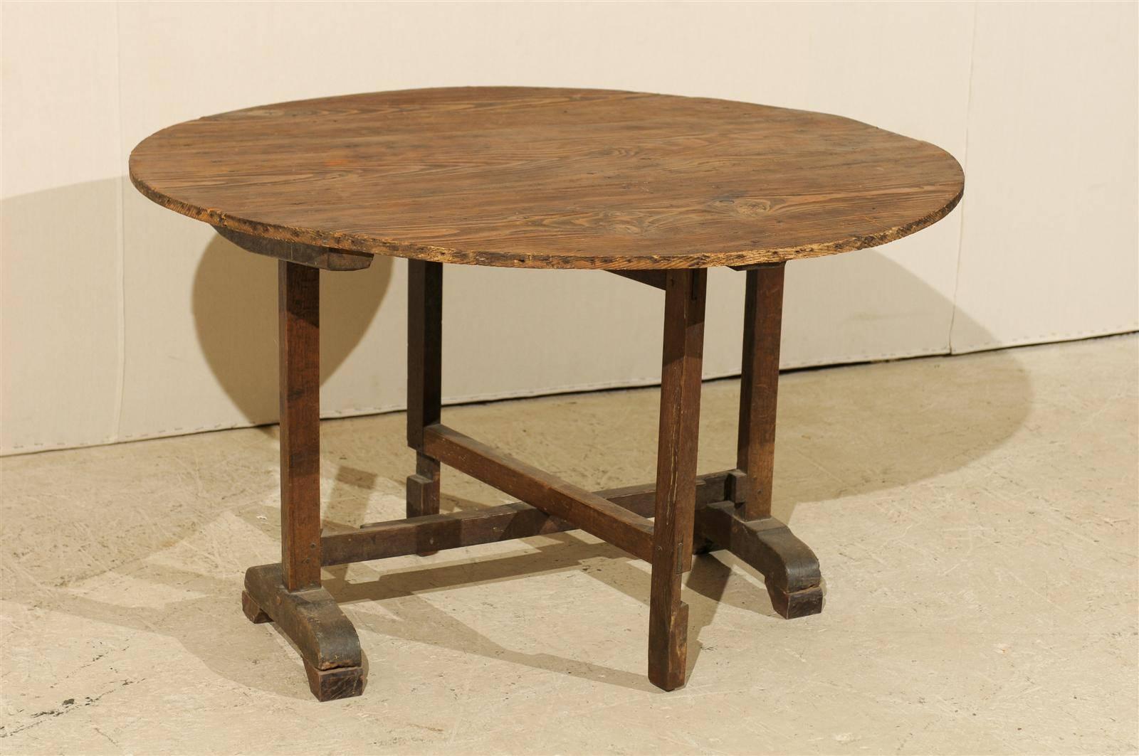 Eine französische Weinprobe Tisch von mittlerer Größe mit schönen Wood Grain und runde Form im Zustand „Gut“ in Atlanta, GA