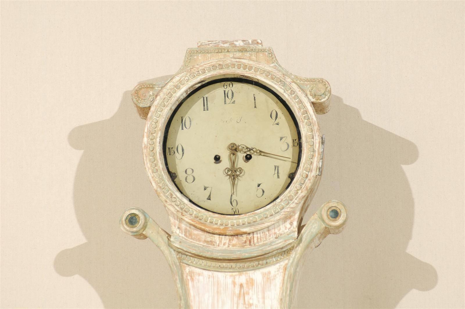 Horloge suédoise en bois peint du XIXe siècle Bon état - En vente à Atlanta, GA