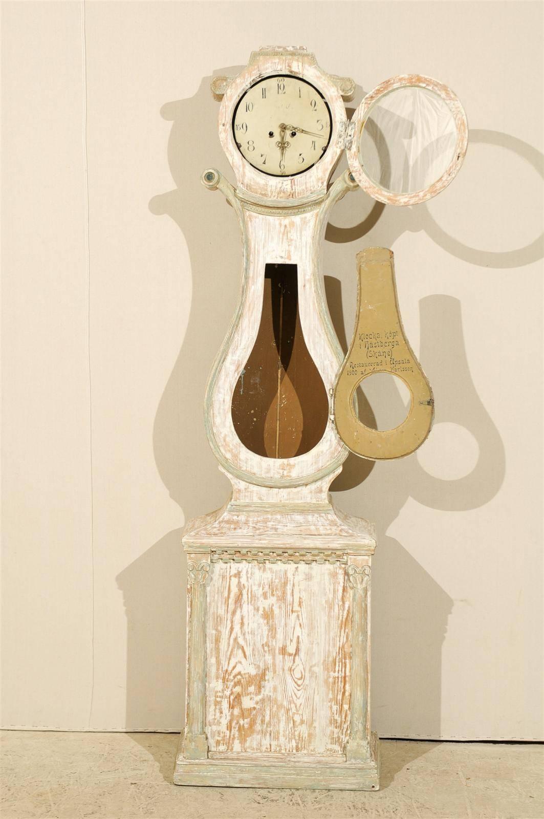 Sculpté Horloge suédoise en bois peint du XIXe siècle en vente