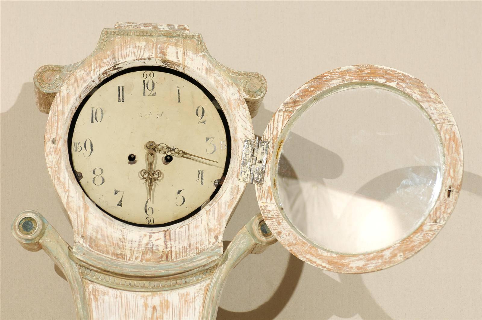 Horloge suédoise en bois peint du XIXe siècle en vente 4