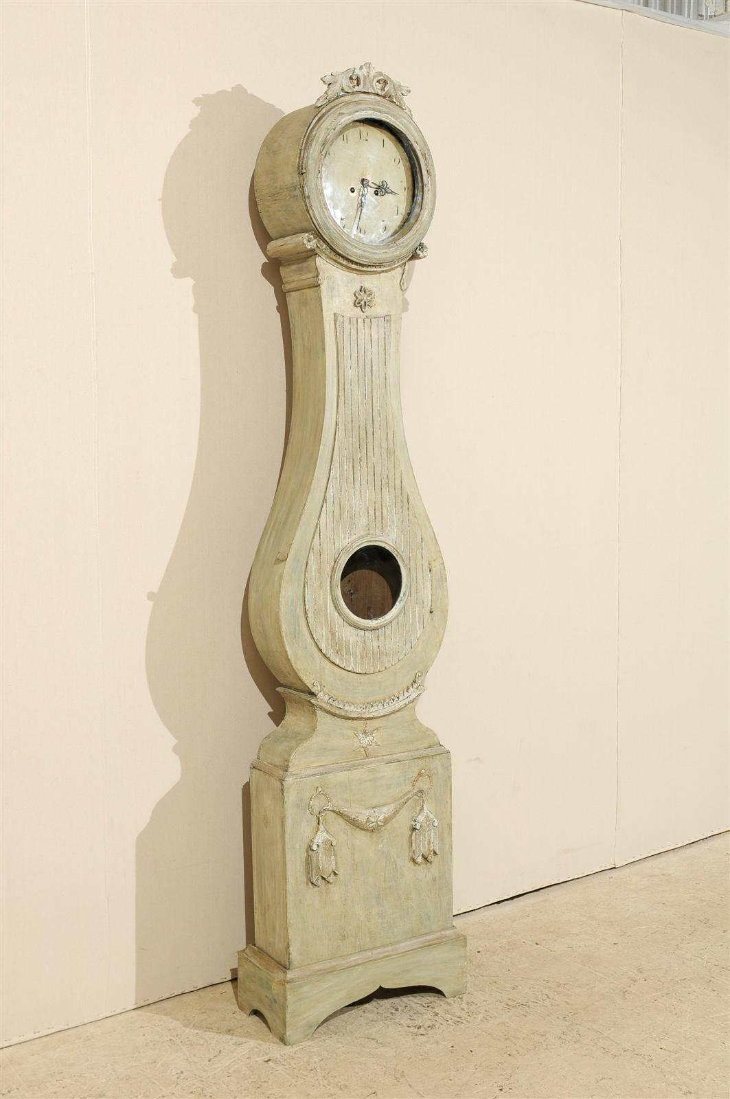 A Swedish Fryksdahl Clock Circa 1831 w/ Reed Textured Belly & Swag Carved Apron  In Good Condition For Sale In Atlanta, GA