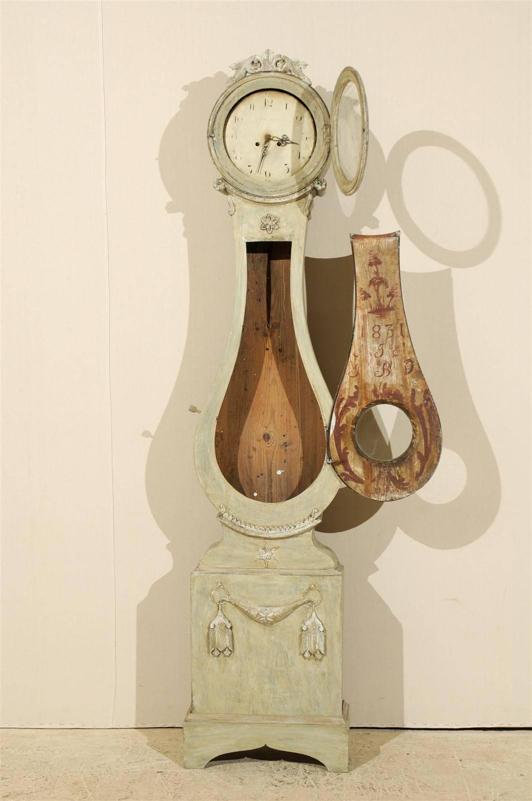 Une horloge suédoise Fryksdahl de belle couleur beige et gris-vert, début du XIXe siècle Bon état - En vente à Atlanta, GA