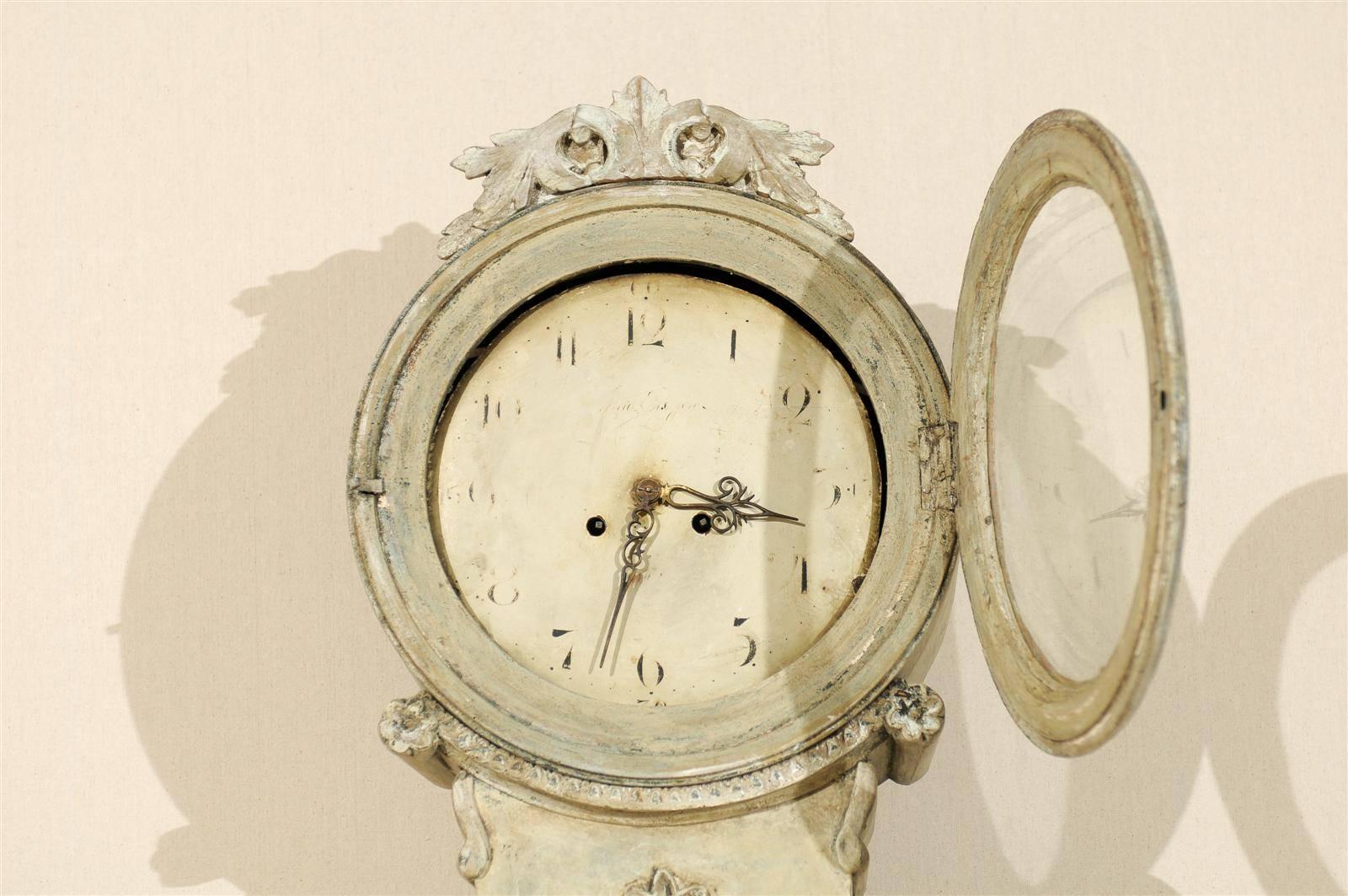 Une horloge suédoise Fryksdahl de belle couleur beige et gris-vert, début du XIXe siècle en vente 1