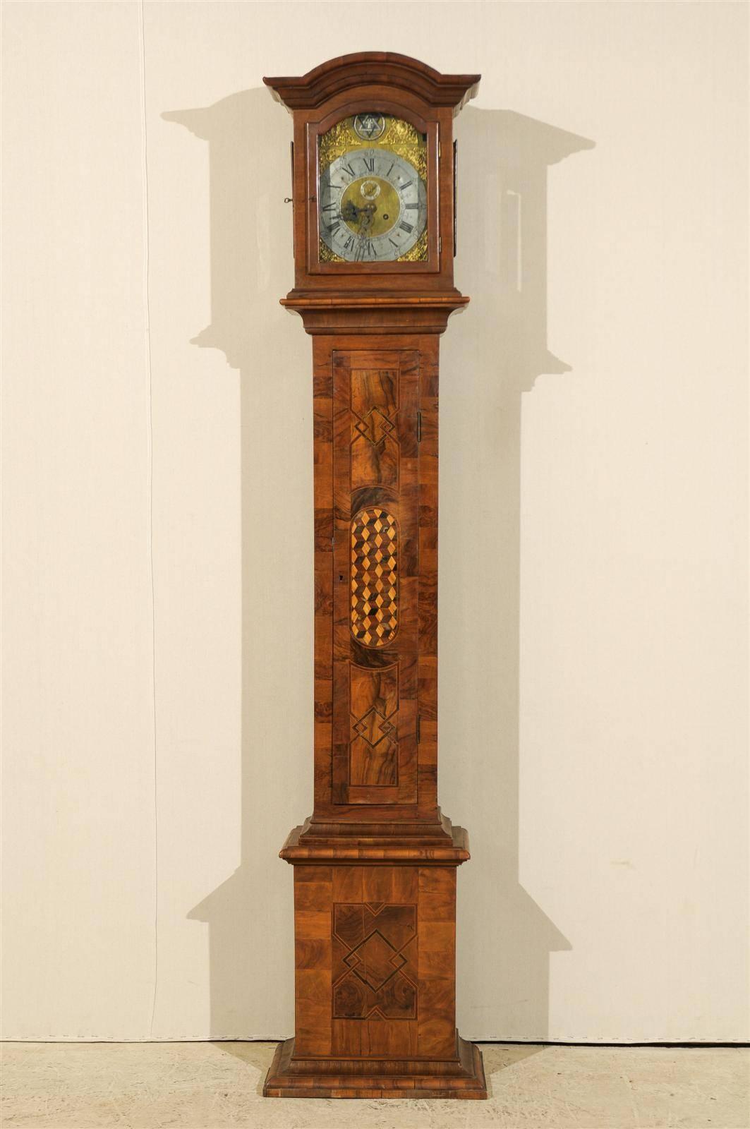 Swedish 19th Century Wooden Clock with Bonnet Crest In Good Condition In Atlanta, GA