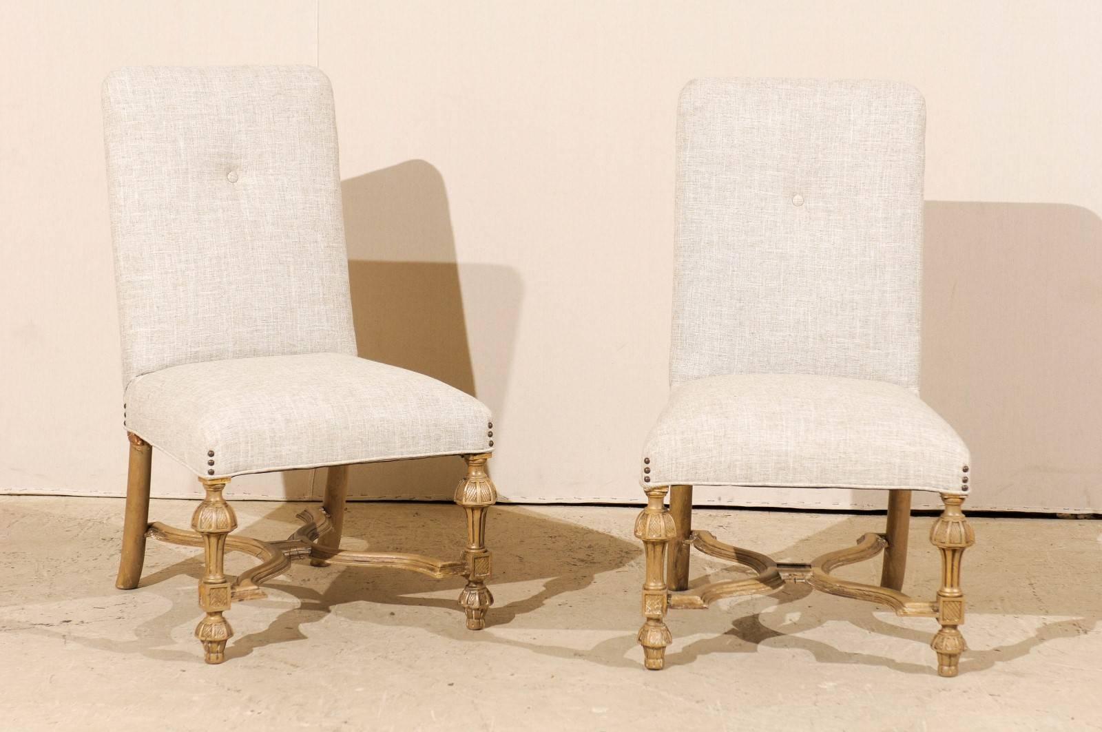 Paire de chaises d'appoint italiennes de la fin du XIXe siècle. Ces chaises italiennes sont dotées de pieds joliment sculptés et d'un châssis en croix en forme de X. Ils sont ornés de trois têtes de clous à chaque coin de l'assise. Ils sont peints