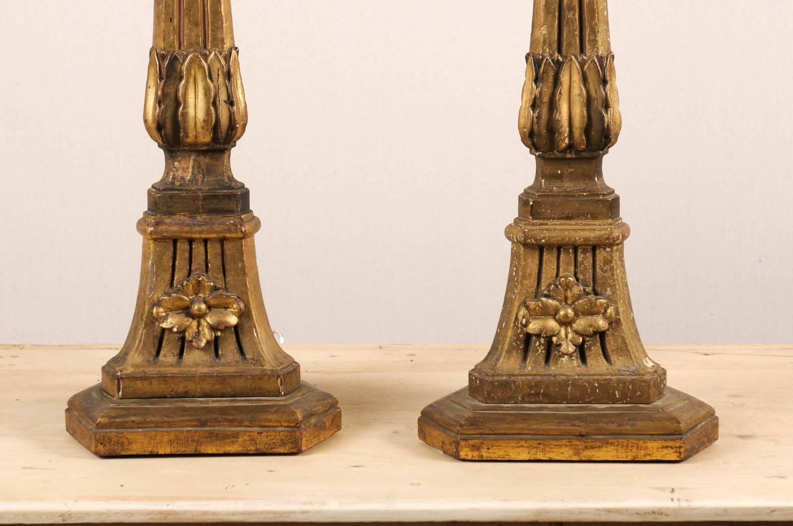 Chandeliers italiens en bois du XIXe siècle transformés en lampes de bureau à motifs floraux en vente 5