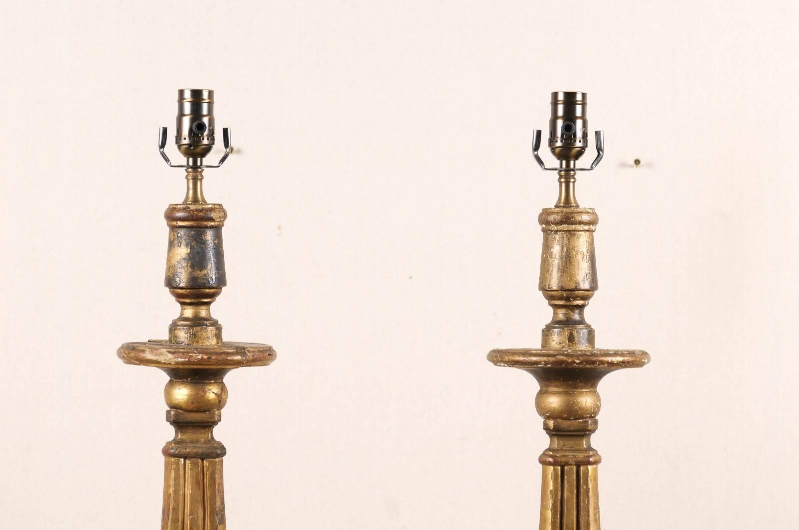 Chandeliers italiens en bois du XIXe siècle transformés en lampes de bureau à motifs floraux en vente 3