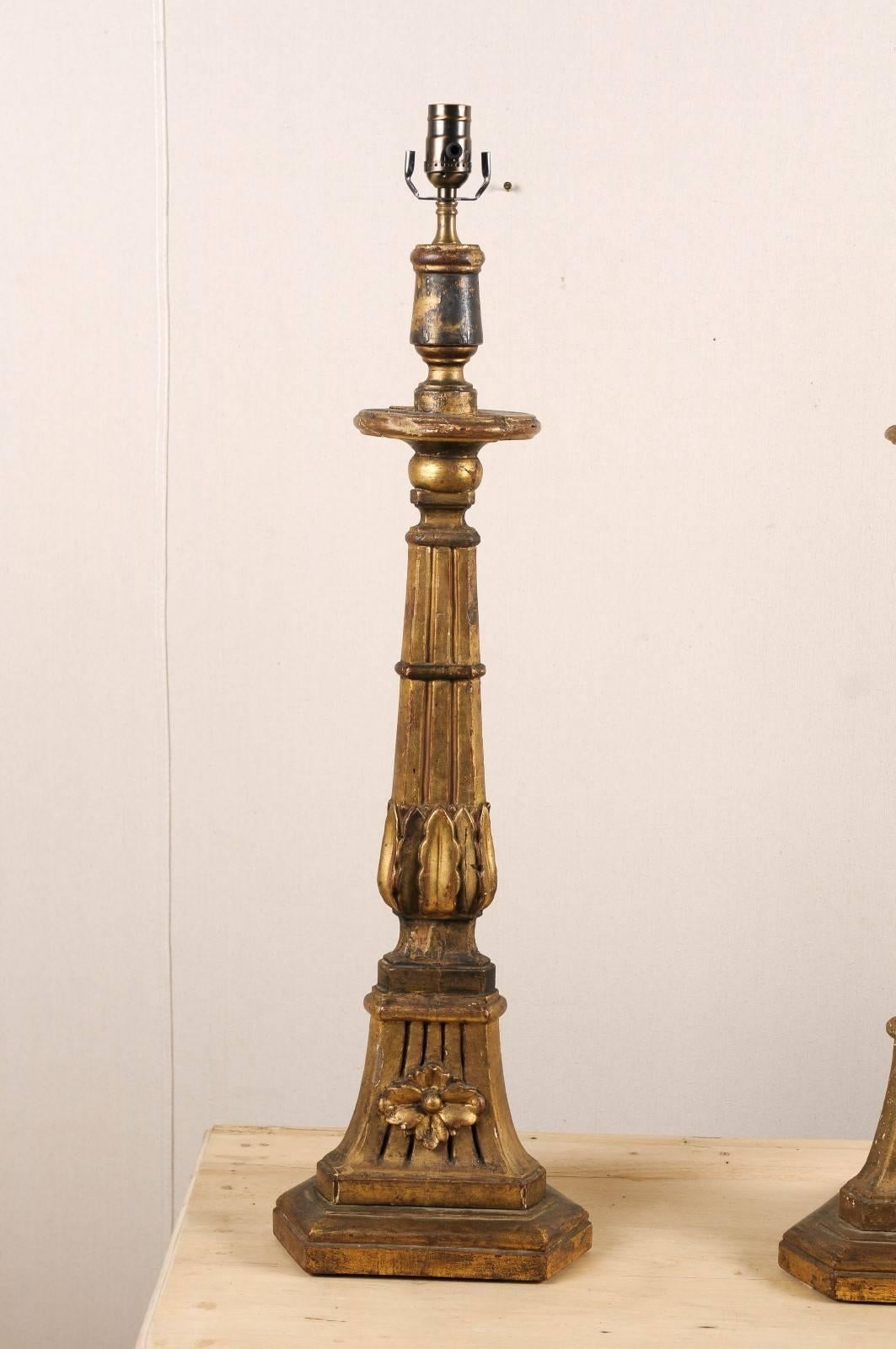 Chandeliers italiens en bois du XIXe siècle transformés en lampes de bureau à motifs floraux en vente 2