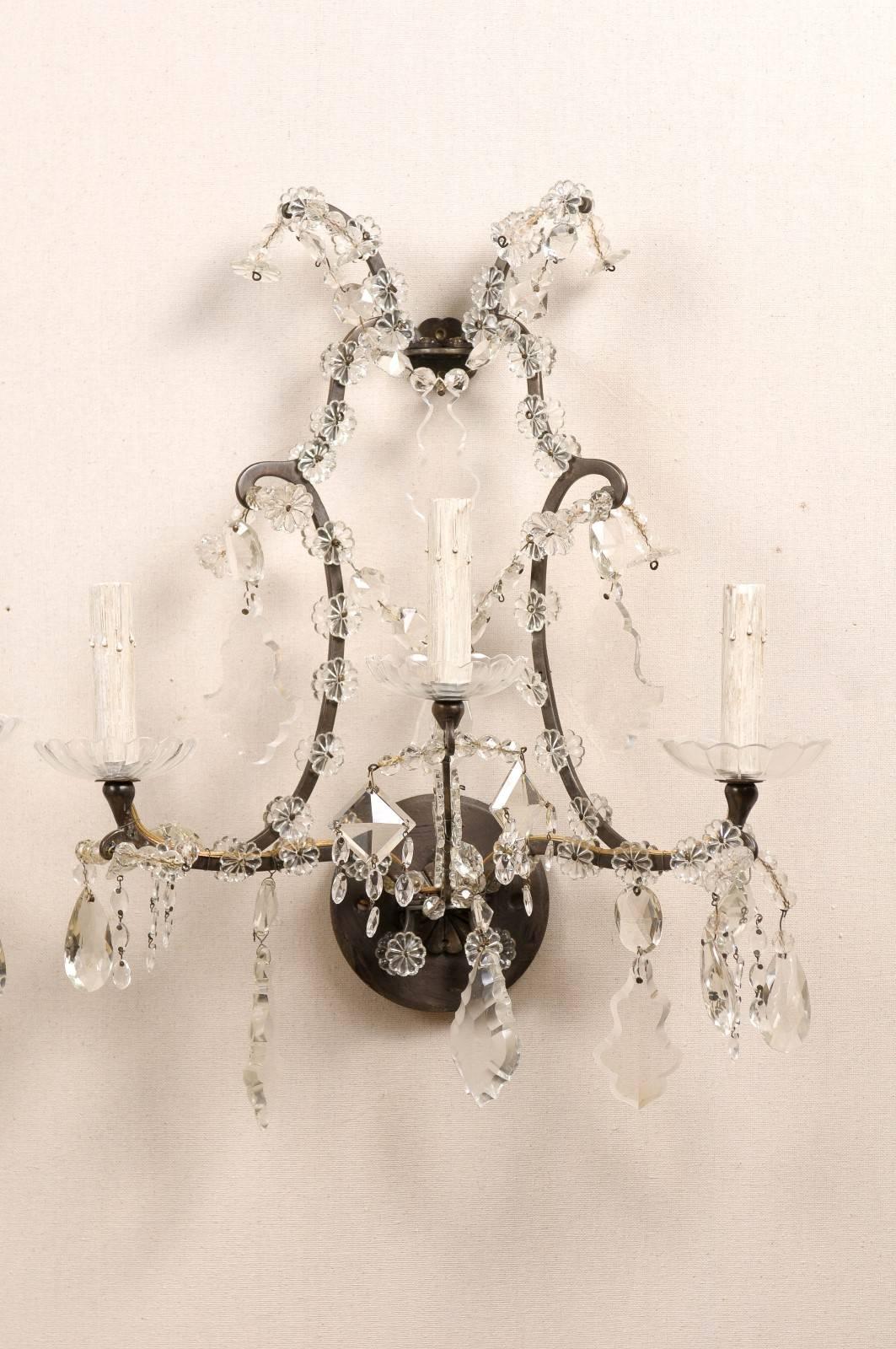 Paar italienische Kristall-Vintage-Wandleuchter mit drei Leuchten und geschwungener Armature aus Kristall (Gemalt) im Angebot