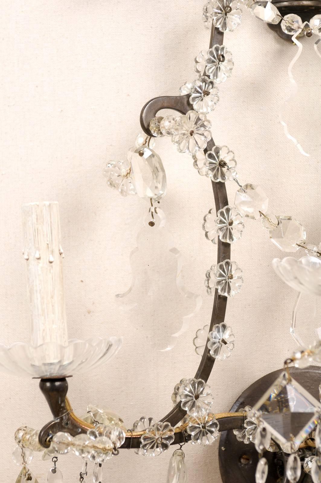 Paar italienische Kristall-Vintage-Wandleuchter mit drei Leuchten und geschwungener Armature aus Kristall im Angebot 2