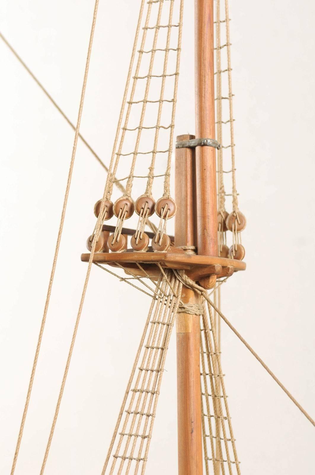 XIX secolo Un modello di nave brigantino con due alberi su cavalletto proveniente dalla Svezia in vendita