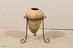 Tinaja colonial española de barro con soporte metálico a medida del siglo XVIII