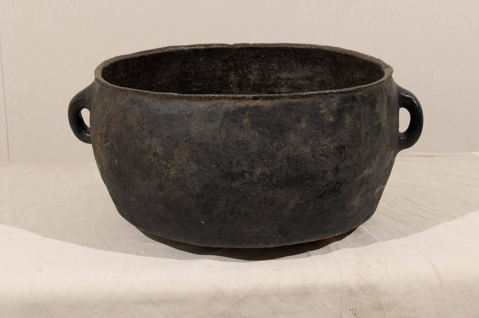 Spanish Colonial Pot from the Mid-19th Century, Black Color In Good Condition In Atlanta, GA