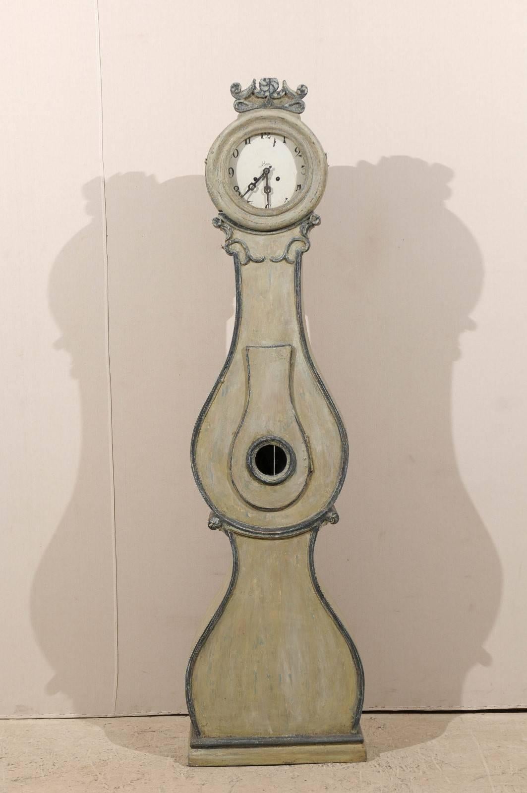Fryksdahl Schwedische Uhr aus Vrmland, 19. Jahrhundert mit schön geschnitztem Wappen (Geschnitzt) im Angebot