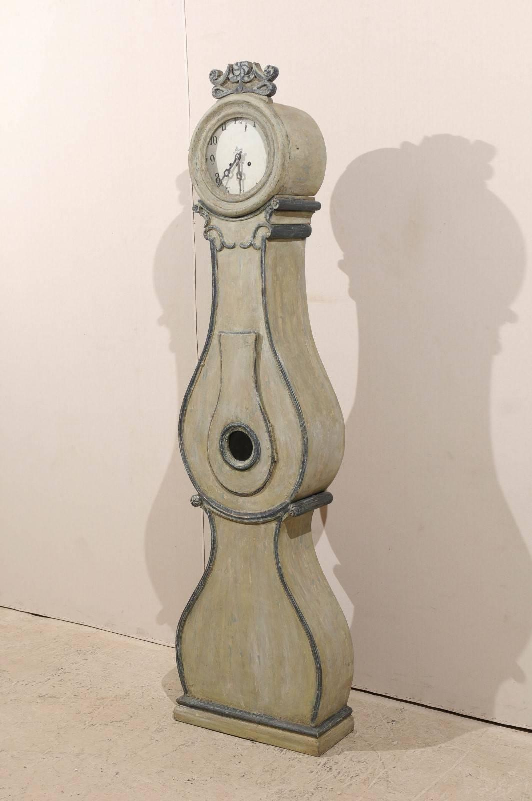 Sculpté Horloge suédoise Fryksdahl de Vrmland, 19ème siècle avec crête joliment sculptée en vente