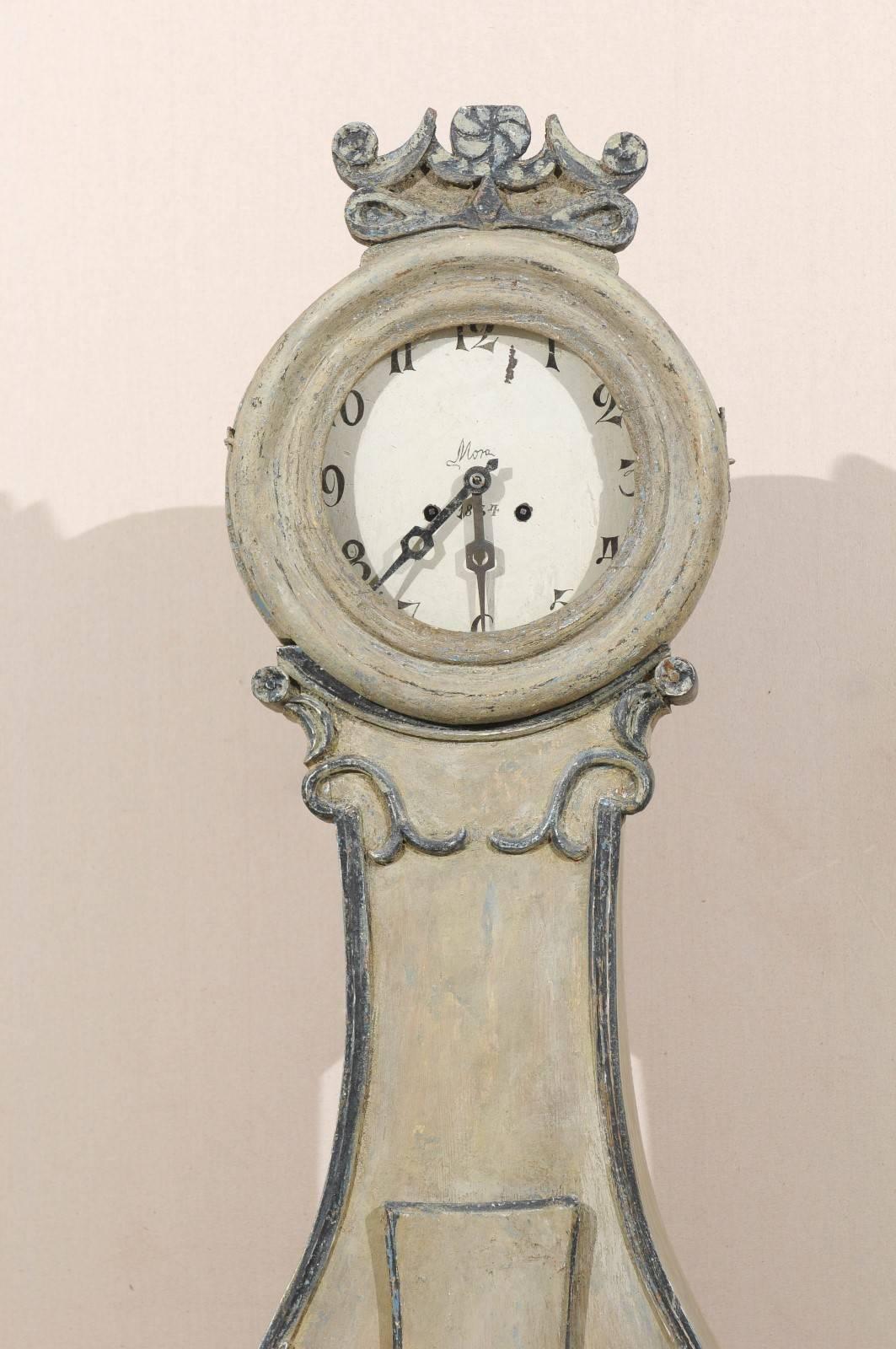 Fryksdahl Schwedische Uhr aus Vrmland, 19. Jahrhundert mit schön geschnitztem Wappen (Holz) im Angebot