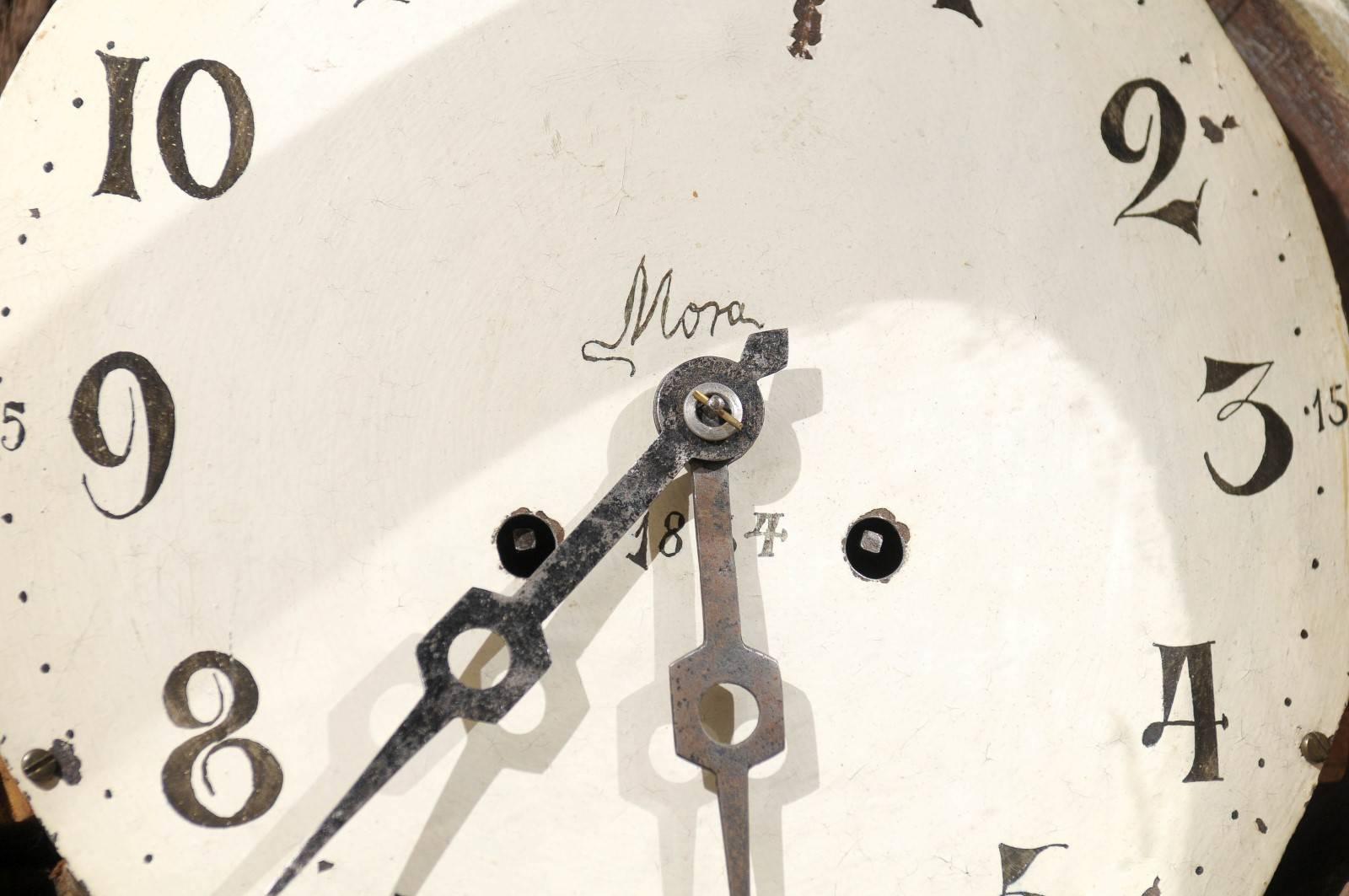 Bois Horloge suédoise Fryksdahl de Vrmland, 19ème siècle avec crête joliment sculptée en vente