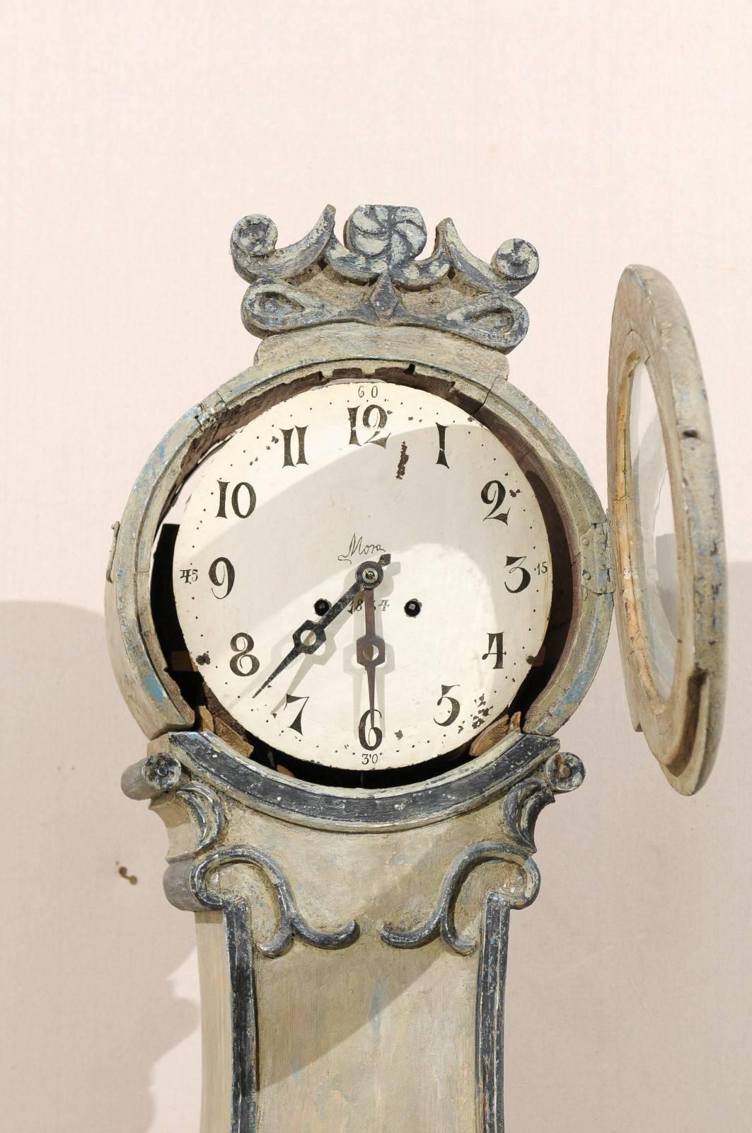 Fryksdahl Schwedische Uhr aus Vrmland, 19. Jahrhundert mit schön geschnitztem Wappen im Angebot 1