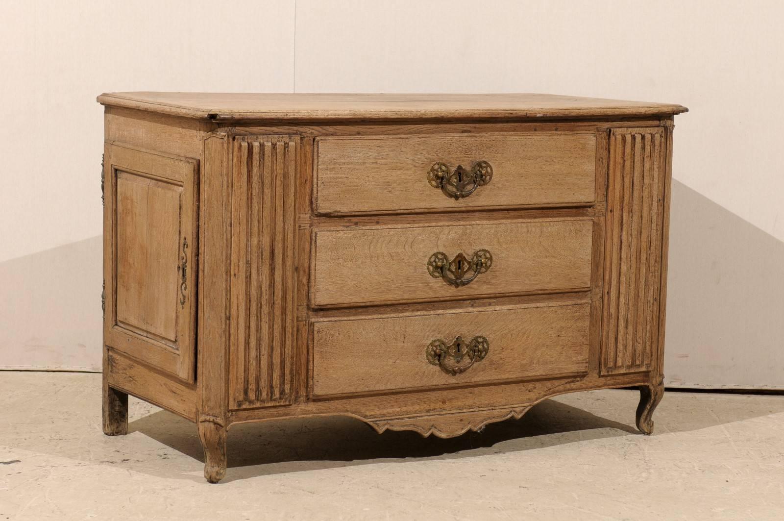 Français Une commode française très unique du 18ème siècle avec des accents sculptés en roseau et des portes latérales avec armature en vente