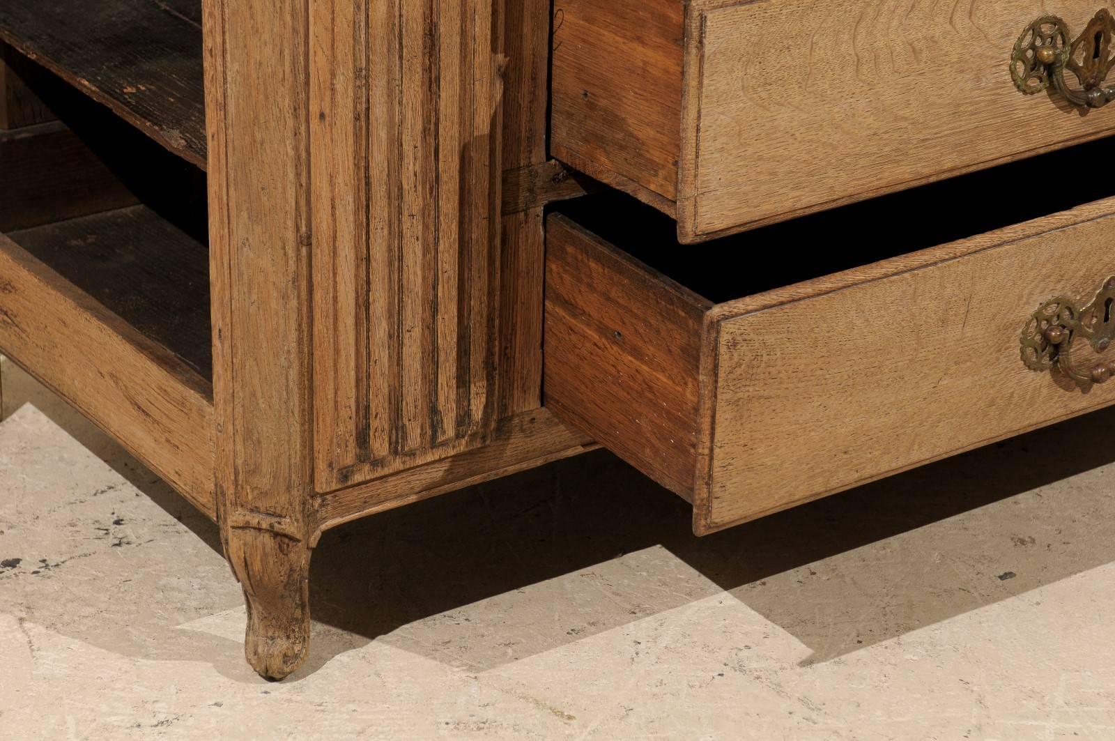 Une commode française très unique du 18ème siècle avec des accents sculptés en roseau et des portes latérales avec armature en vente 2