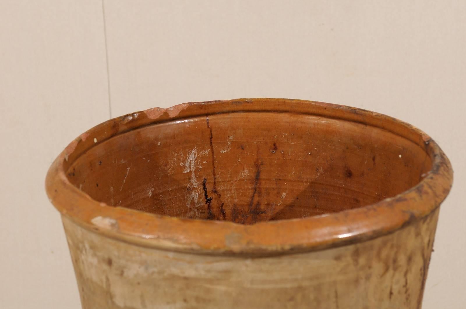 Antico vaso spagnolo di argilla con beccuccio sul fondo del XIX secolo In condizioni buone in vendita a Atlanta, GA