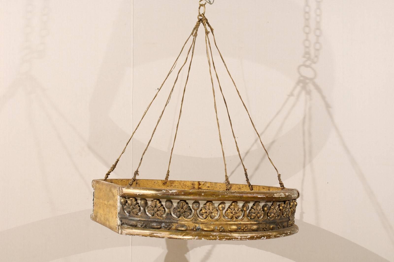 Sculpté Corona de lit / couronne de lit italienne en bois peint et doré du milieu du 19e siècle, grande taille en vente