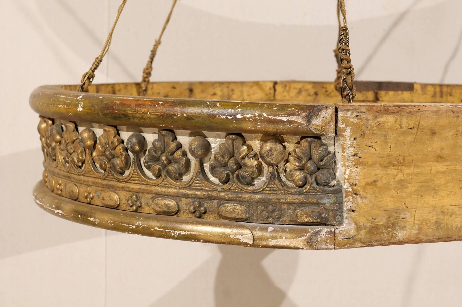 XIXe siècle Corona de lit / couronne de lit italienne en bois peint et doré du milieu du 19e siècle, grande taille en vente