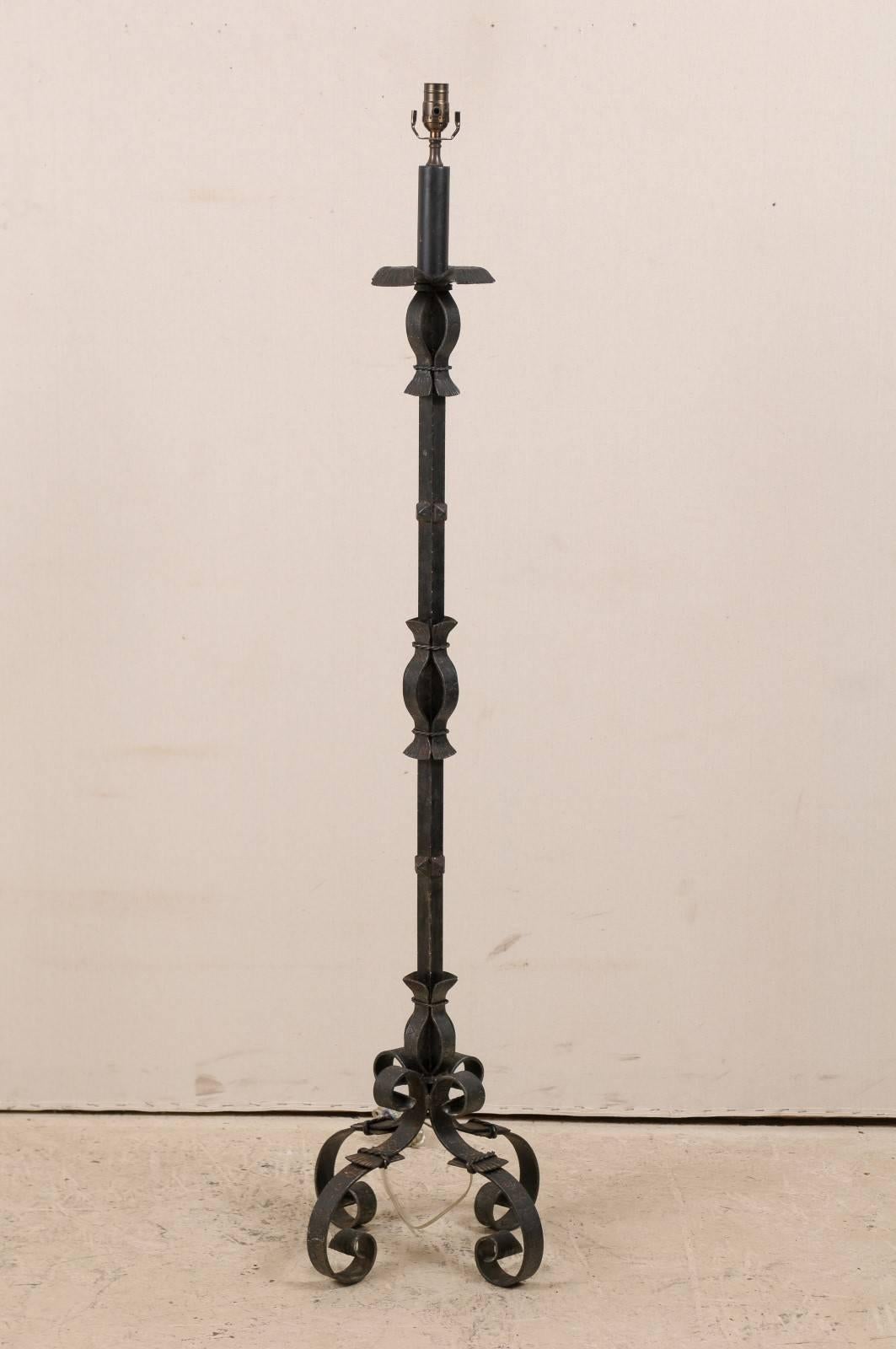 Mid-Century Modern Elegant French Forged Iron Floor Lamp in Black Color on Four Scrolled Feet For Sale